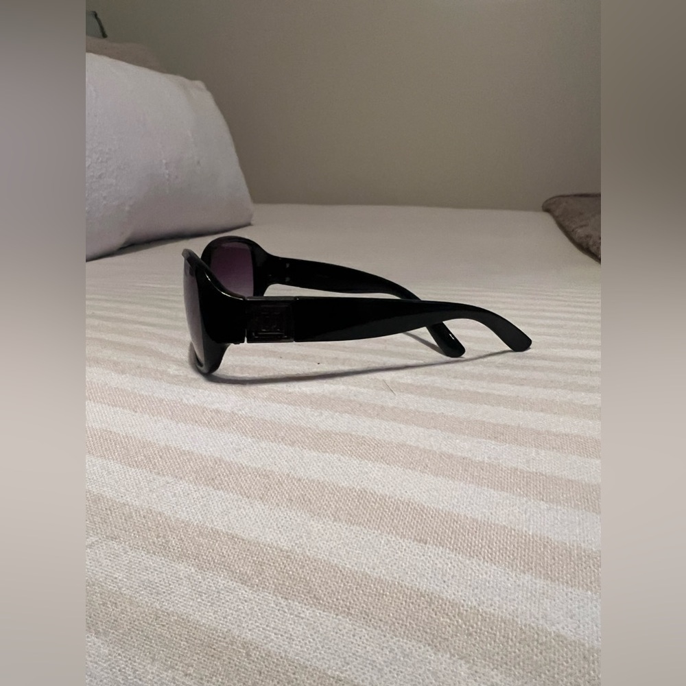 Excellent Used Condition | Liz Claiborne Women’s Sunglasses - Picture 4 of 7